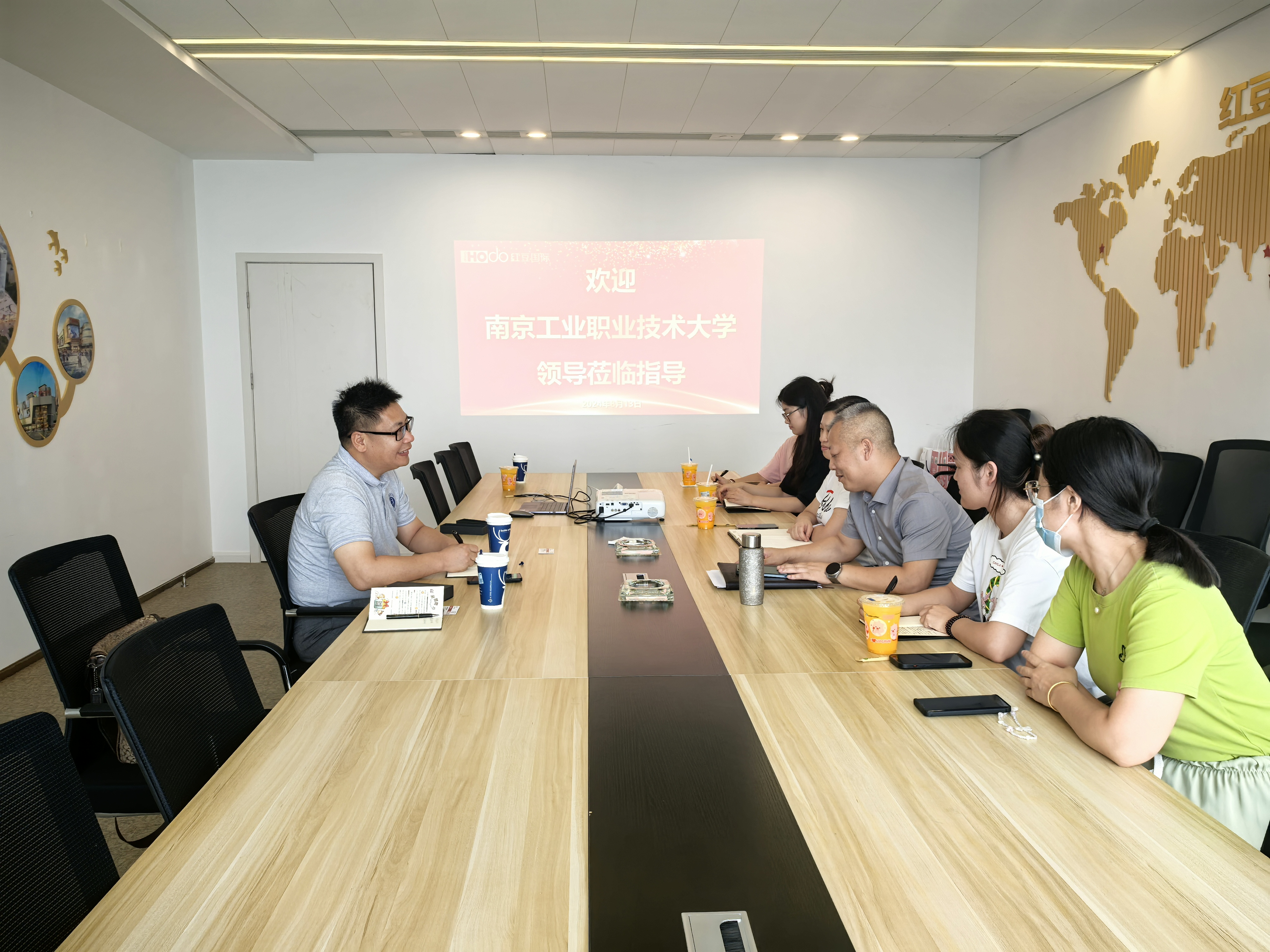 座谈交流照片.jpg 座谈交流照片.jpg