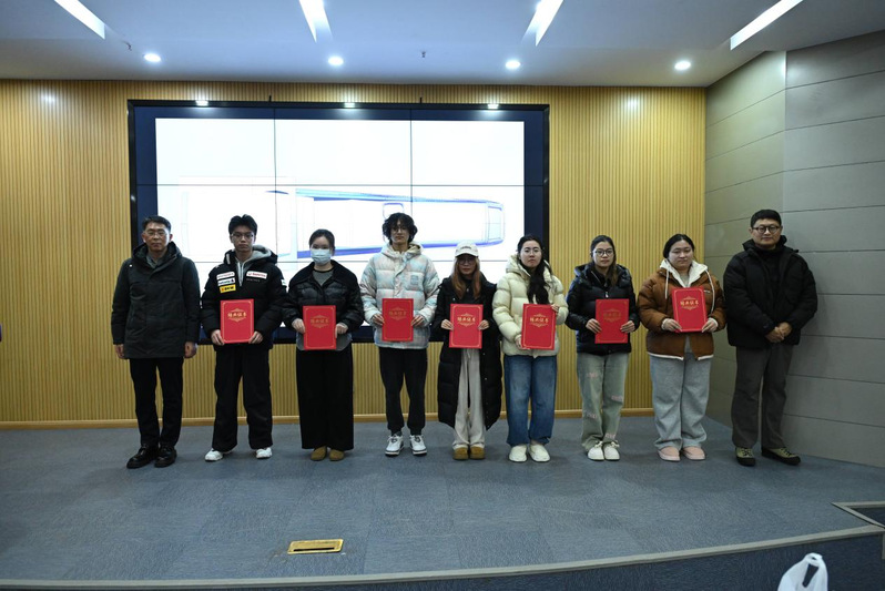 戈凯秘书长和封冰主任为学员颁发了拔尖班结业证书 戈凯秘书长和封冰主任为学员颁发了拔尖班结业证书